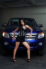 Putri Tampil Hot di Mobil Gede