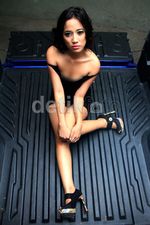 Putri Tampil Hot di Mobil Gede