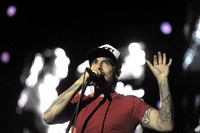 Sang vokalis Anthony Kiedis sukses membuat semua penonton ikut bernyanyi bersama. AFP/Johan ordonez.
