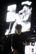 Aksi Enerjik Red Hot Chili Peppers di Atas Panggung