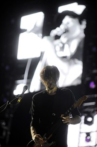 Aksi Josh Klinghoffer di atas panggung. AFP/Johan ordonez.