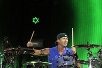 Meskipun sudah berusia 51 tahun, Chad Smith tetap tampil enerjik. AFP/Johan ordonez.