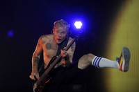 Michael Flea Balzary tampak sangat bersemangat dengan bass-nya. AFP/Johan ordonez.