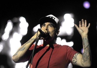 Aksi Enerjik Red Hot Chili Peppers di Atas Panggung