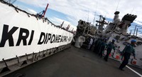 KRI Diponegoro 365 mengangkut 100 prajurit TNI AL.