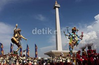 Pawai tersebut berlangsung meriah.