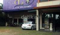 Namun setelah segel dipasang, aktivitas di salon dan rumah makan tetap berlangsung. Pengunjung juga tetap datang. Salon ini terletak di Jl Margasatwa, Jaksel. Danu Damarjati/detikcom.
