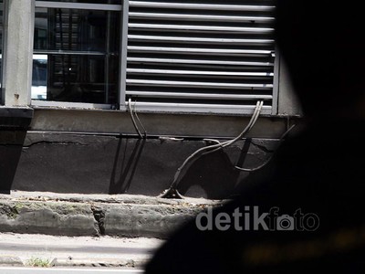 Halte Busway GBK Retak-retak