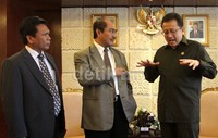Ketua Dewan Kehormatan Penyelenggara Pemilu (DKPP) Jimly Asshidiqie  (tengah) didampingi anggota DKPP, Saut Hamonangan Sirait (kiri) berbincang dengan Ketua DPD RI Irman Gusman. Ramses/detikFoto.