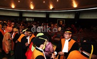 Para hakim agung baru mendapat ucapan selamat.