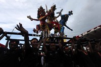 Peserta membawa ogoh-ogoh jelang Hari Raya Nyepi Tahun Baru Saka 1935 di Silang Monas, Jakarta.