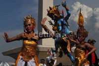 Peserta wanita tampil dan menari tarian tradisional.