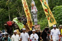 Pawai ogoh-ogoh diikuti oleh ratusan umat Hindu. Selain itu pawai juga diikuti kelompok kesenian ebeg (kuda lumping) yang dimainkan oleh sejumlah anak-anak kecil. Arbi Anugrah/detikcom.