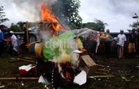 Setelah diarak, ogoh-ogoh tersebut kemudian dibakar. Arbi Anugrah/detikcom.