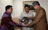 Fadli Zon memberikan buku tentang Idris Sardi kepada SBY. Abror Rizki/Setpres.