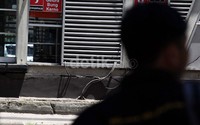 Retakan terlihat cukup panjang.