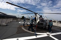 Beberapa anggota TNI AL mengecek helikopter sebelum berangkat ke Lebanon.