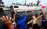 Para kerabat prajurit pun menyaksikan keberangkatan kapal perang tersebut.