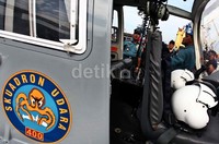 Panglima TNI Laksamana Agus Suhartono mengecek sejumlah peralatan, salah satunya helikopter.