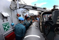 Panglima TNI Laksamana Agus Suhartono mengecek perlengkapan kapal.