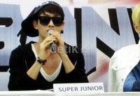 Eunhyuk tampak cool dengan kacamata hitamnya. (Kanti/detikHOT)