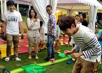 Ryeowook tampak sangat excited saat melihat ular.