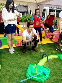 Berbeda dengan Ryeowook, Siwon tak berani dekat-dekat dengan ular tersebut.