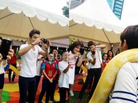 Siwon tampak bersemangat mengabadikan gambar Ryeowook dengan ular.