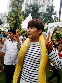 Akhirnya Ryeowook memberanikan diri untuk berpose.