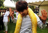 Ryeowook saat bermain ular di salah satu hotel ternama di Jakarta.