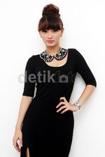 Zaskia Gotik Pamer Keindahan Kakinya