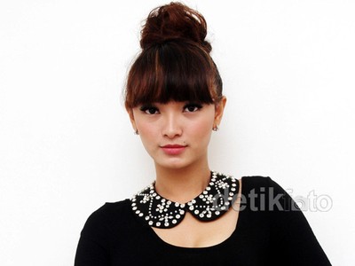 Zaskia Gotik Pamer Keindahan Kakinya