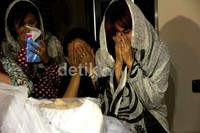 Mulan Jameela tak kuasa menahan tangisannya saat ditinggalkan oleh sang ibunda H. Titi Aisyah yang tutup usia di Rumah Sakit Pondok Indah Jakarta Selatan, Jumat (8/3/2013). (dok. detikHOT)