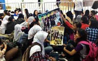 Ratusan fans menanti kedatangan artis Music Bank di Bandara Soekarno-Hatta, Tangerang, Banten. (dok. detikHOT)
