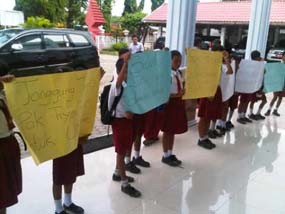Puluhan Siswa SD Demo PN Mojokerto Tuntut Gurunya Dibebaskan