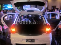 Etios Valco tipe G atau varian tertinggi dilengkapi dengan semua fitur yang dimiliki oleh tipe lainnya, steering switch, anti braking lock system (ABS), security system, front foglamp, electric outside rear view mirror dan intermittent wiper. Untuk melengkapi pilihan, Etios Valco ini memiliki 6 pilihan warna yakni Hitam, Putih, Biru, Silver, Abu-abu dan Beige.