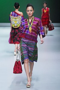 Jakarta, Indonesia - 16 Februari. Novita Yunus BC Borneo Beat. Indonesia Fashion Week 2013 at Jakarta Convention Center. 16 Februari 2013. Senayan. Jakarta. [Foto: Mohammad Abduh/Wolipop]