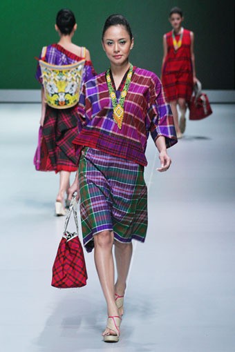 Jakarta, Indonesia - 16 Februari. Novita Yunus BC Borneo Beat. Indonesia Fashion Week 2013 at Jakarta Convention Center. 16 Februari 2013. Senayan. Jakarta. [Foto: Mohammad Abduh/Wolipop]