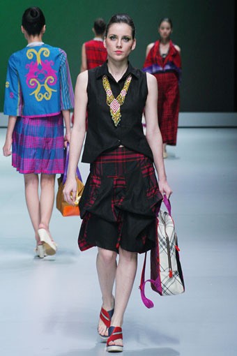 Jakarta, Indonesia - 16 Februari. Novita Yunus BC Borneo Beat. Indonesia Fashion Week 2013 at Jakarta Convention Center. 16 Februari 2013. Senayan. Jakarta. [Foto: Mohammad Abduh/Wolipop]