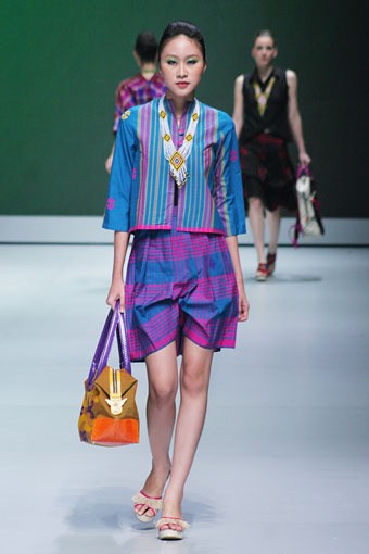 Jakarta, Indonesia - 16 Februari. Novita Yunus BC Borneo Beat. Indonesia Fashion Week 2013 at Jakarta Convention Center. 16 Februari 2013. Senayan. Jakarta. [Foto: Mohammad Abduh/Wolipop]