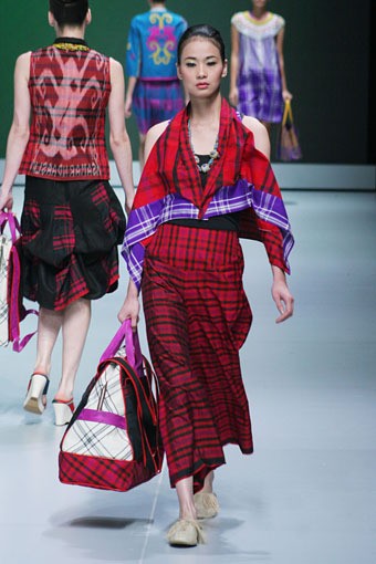 Jakarta, Indonesia - 16 Februari. Novita Yunus BC Borneo Beat. Indonesia Fashion Week 2013 at Jakarta Convention Center. 16 Februari 2013. Senayan. Jakarta. [Foto: Mohammad Abduh/Wolipop]