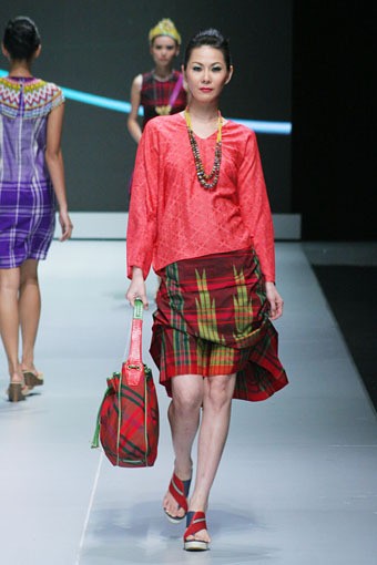 Jakarta, Indonesia - 16 Februari. Novita Yunus BC Borneo Beat. Indonesia Fashion Week 2013 at Jakarta Convention Center. 16 Februari 2013. Senayan. Jakarta. [Foto: Mohammad Abduh/Wolipop]