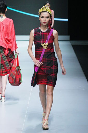 Jakarta, Indonesia - 16 Februari. Novita Yunus BC Borneo Beat. Indonesia Fashion Week 2013 at Jakarta Convention Center. 16 Februari 2013. Senayan. Jakarta. [Foto: Mohammad Abduh/Wolipop]