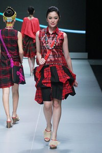 Jakarta, Indonesia - 16 Februari. Novita Yunus BC Borneo Beat. Indonesia Fashion Week 2013 at Jakarta Convention Center. 16 Februari 2013. Senayan. Jakarta. [Foto: Mohammad Abduh/Wolipop]