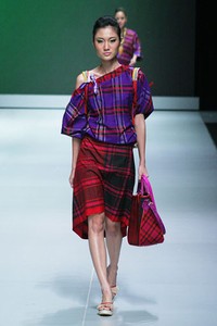 Jakarta, Indonesia - 16 Februari. Novita Yunus BC Borneo Beat. Indonesia Fashion Week 2013 at Jakarta Convention Center. 16 Februari 2013. Senayan. Jakarta. [Foto: Mohammad Abduh/Wolipop]