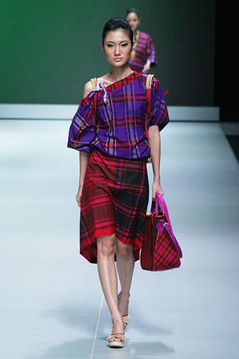 Jakarta, Indonesia - 16 Februari. Novita Yunus BC Borneo Beat. Indonesia Fashion Week 2013 at Jakarta Convention Center. 16 Februari 2013. Senayan. Jakarta. [Foto: Mohammad Abduh/Wolipop]