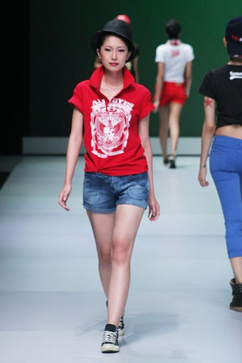 Jakarta, Indonesia - 16 Februari. Sandryant @iamUNIFIT. Indonesia Fashion Week 2013 at Jakarta Convention Center. 16 Februari 2013. Senayan. Jakarta. [Foto: Mohammad Abduh/Wolipop]