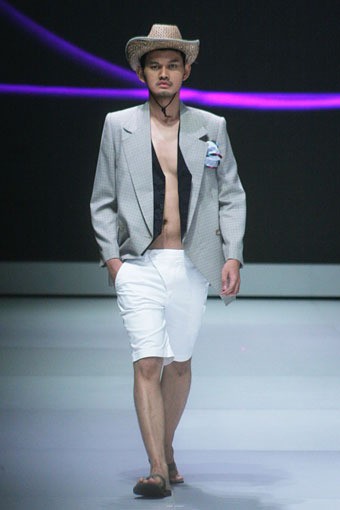 Jakarta, Indonesia - 16 Februari. Ai Syarief Individualism. Indonesia Fashion Week 2013 at Jakarta Convention Center. 16 Februari 2013. Senayan. Jakarta. [Foto: Mohammad Abduh/Wolipop]