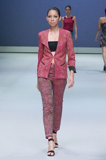 Jakarta, Indonesia - 16 Februari. Martha Ellen Introducing a New Line in Ikat. Indonesia Fashion Week 2013 at Jakarta Convention Center. 16 Februari 2013. Senayan. Jakarta. [Foto: Mohammad Abduh/Wolipop]