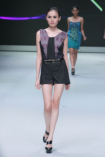 Jakarta, Indonesia - 16 Februari. Martha Ellen Introducing a New Line in Ikat. Indonesia Fashion Week 2013 at Jakarta Convention Center. 16 Februari 2013. Senayan. Jakarta. [Foto: Mohammad Abduh/Wolipop]